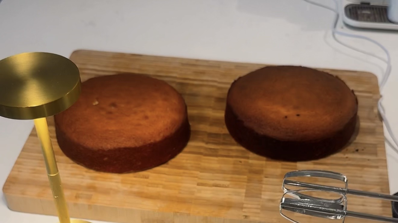Raspberry Victoria Sponge step 8